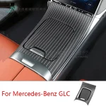 couvercle décoratif console centrale panneau commande intérieur MercedesBenz GLC260L conduite gauche finition noire fines rayures blanches antidérapante chromé