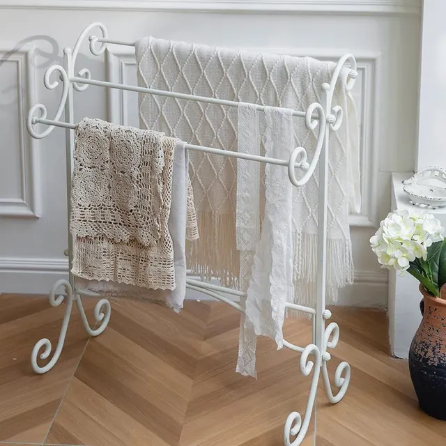 Porte-serviettes en métal sur pied