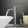 Un robinet de lavabo en acier inoxydable. Eau froide… – vue 2