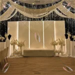 fond mariage pvc blanc modulaire panneaux lumineux lignes led verticales estrade rectangulaire tulle ivoire guirlandes lumineuses colonnes florales