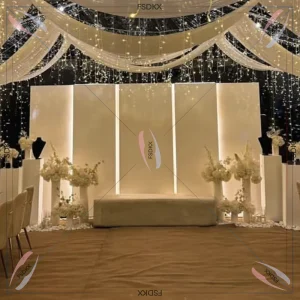 fond mariage pvc blanc modulaire panneaux lumineux lignes led verticales estrade rectangulaire tulle ivoire guirlandes lumineuses colonnes florales