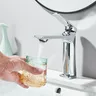 Robinet d'eau chromé monté sur le pont – vue 2