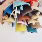Bande bord PVC profilé T 2 mètres moulure finition clipsable protecteur arqué rigide cannelé flexible multiple couleurs