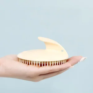 brosse shampooing massage cuir chevelu silicone souple picots fins flexibles ergonomique poignée nageoire compacte crème antidérapante étanche voyage