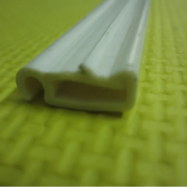 Profilé PVC blanc mat extrudé forme U gorge clipable… – vue 5