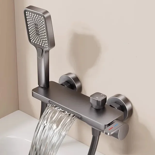 Robinet de baignoire cascade de salle de bains – vue 2