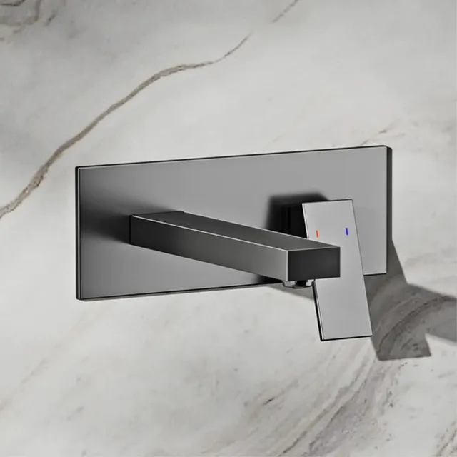 Salle de bain de luxe en laiton noir avec robinet simple – vue 5