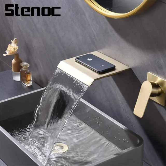 Robinet de lavabo cascade mural doré – vue 2