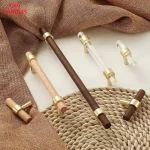 Poignée armoire acrylique transparent embouts laiton brossé hêtre noyer design scandinave minimaliste ergonomique montage deux longueurs vis 22mm durable inoxydable