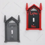 Couvercle panneau interrupteur murale gothique ogival moulé résine motif relief tridimensionnel gris mat rouge vif fixation vis centrale