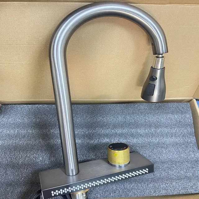 Robinet de cuisine noir avec cascade de pluie – vue 3