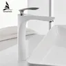 Robinets de lavabo de couleur blanche