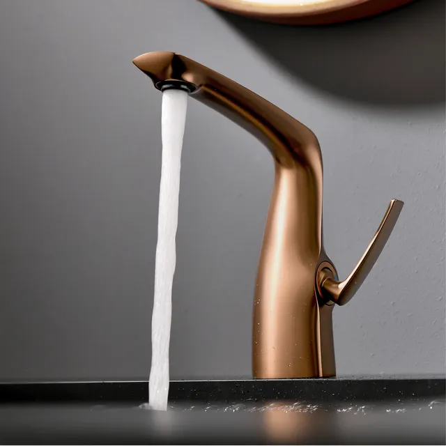 Salle de bain en laiton or rose de luxe – vue 4