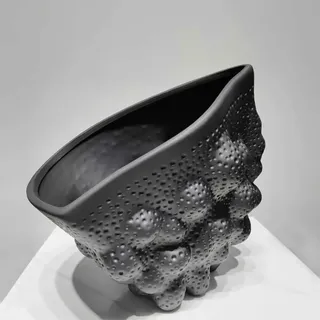 Vases en céramique simples faits à la main