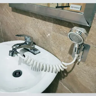 Connecteur de robinet d'eau bidirectionnel pour toilettes