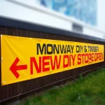 bannière vinyle PVC personnalisée imperméable résistante UV grand format jaune vif impression recto verso oeillets renforcés ourlets fixation murale clôture