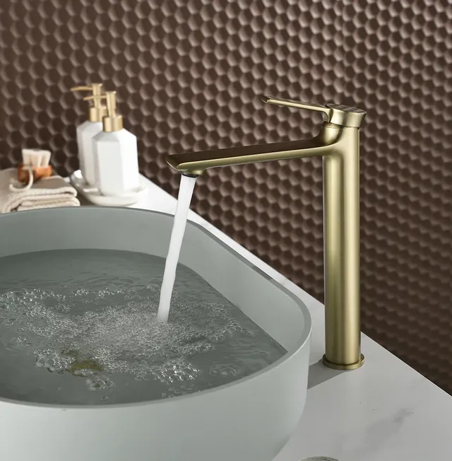 Robinet de salle de bains de luxe en or brossé – vue 3