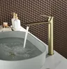 Robinet de salle de bains de luxe en or brossé – vue 3