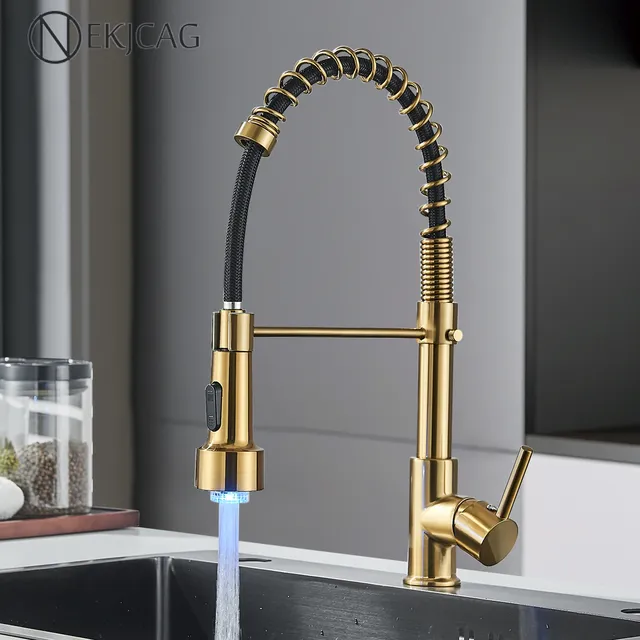 Robinet de cuisine en or brossé