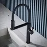 Robinet de cuisine de luxe en laiton noir au design simple – vue 4