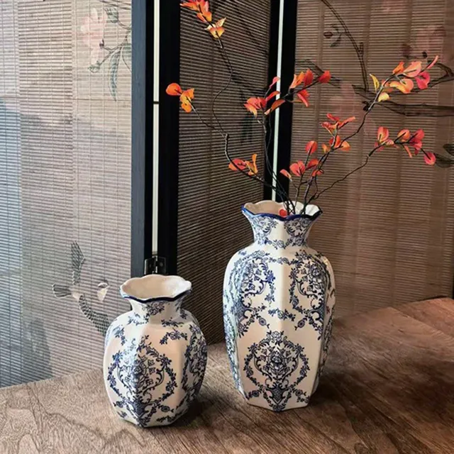 Vase peint à la main en porcelaine bleue et blanche – vue 2
