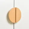 Bouton de porte en bois massif semi-transparent – vue 3