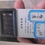 Voltmètre Ampèremètre Portable Module Mesure Tension Courant Boîtier Blanc Rectangulaire Écran Noir Encastré Connecteur Câble Latéral Compact ABS Contrôle Batteries