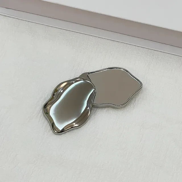 Miroir de maquillage portatif en forme de coeur – vue 4