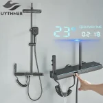Ensemble de douche gris avec affichage numérique de la température, système de bain à effet pluie, bec cascade à 4 voies