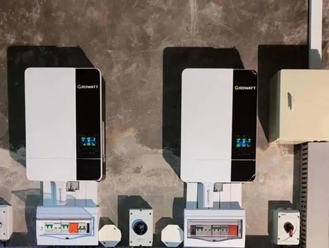 Kit de panneaux solaires avec onduleur hybride Growatt – vue 2