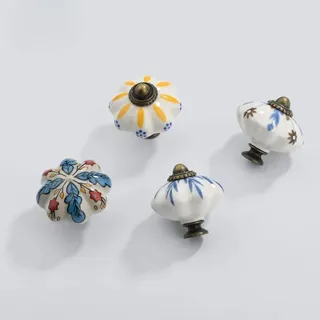 Lot quatre boutons céramique émaillée blanche bombée cannelée motif…