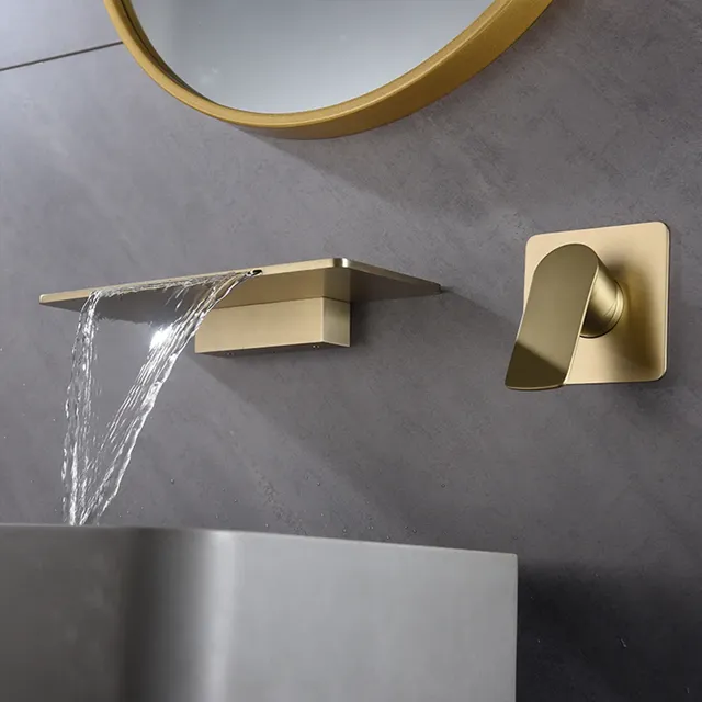 Robinet de lavabo cascade mural doré – vue 5