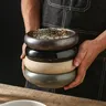 Bol rond en céramique noir peu profond – vue 1