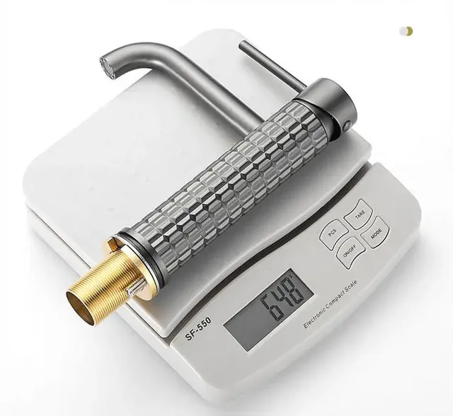 Robinets de lavabo de salle de bains en or brosse – vue 7