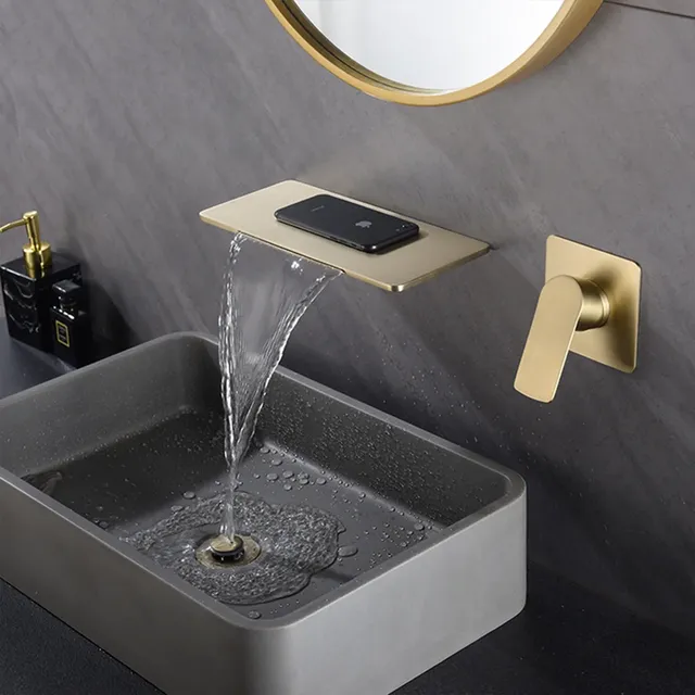 Robinet de lavabo cascade mural doré – vue 4