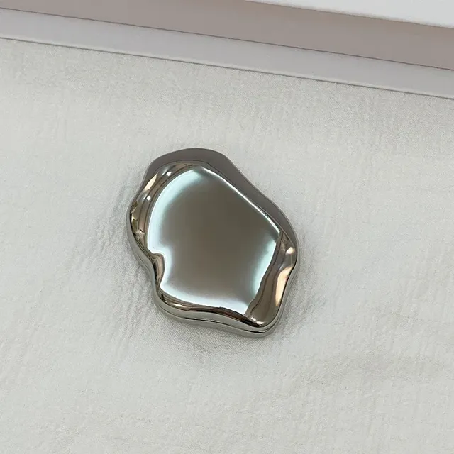 Miroir de maquillage portatif en forme de coeur – vue 5