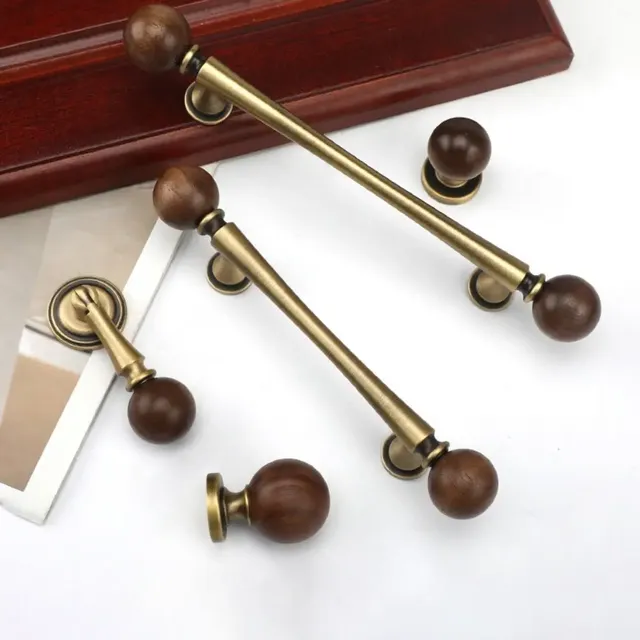 Poignées d'armoire en laiton et en bois de noyer