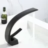 Robinets de lavabo de conception courbe noir/blanc – vue 3