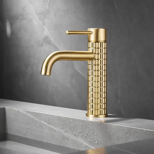 Robinets de lavabo de salle de bains en or brosse – vue 5