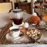 Chauffe théière porcelaine blanche bordure dorée… – vue 1