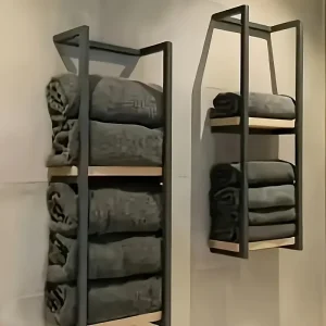 Porte-serviettes mural robuste avec étagère. Conception en acier inoxydable et semblable au bois. Installation facile pour bain, douche, spa. Sauvez l&rsquo;espace!