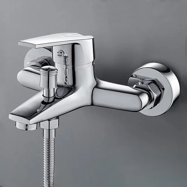 Robinets de lavabo muraux chromés – vue 3