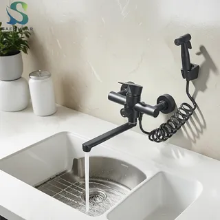 Robinets de centre commercial à eau chaude et froide avec…
