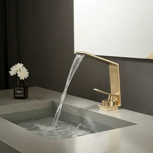 Robinet de lavabo cascade or brossé