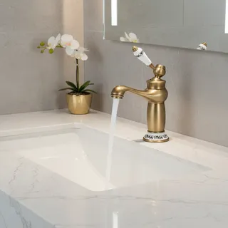 Robinet de lavabo en laiton antique