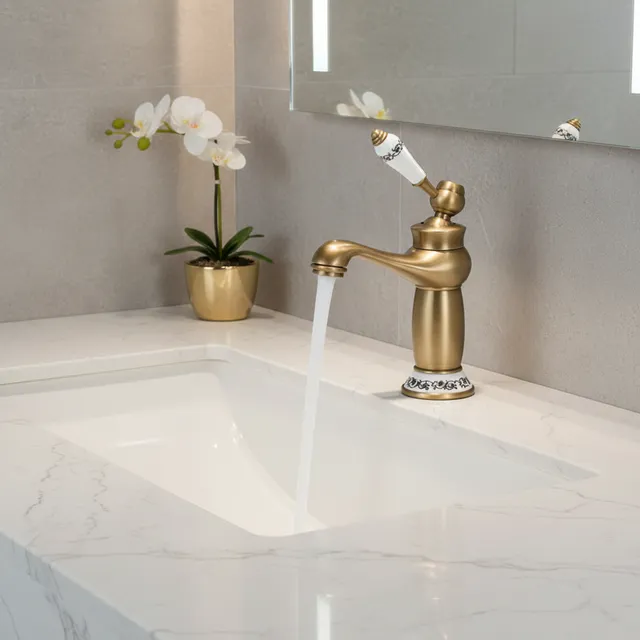 Robinet de lavabo en laiton antique