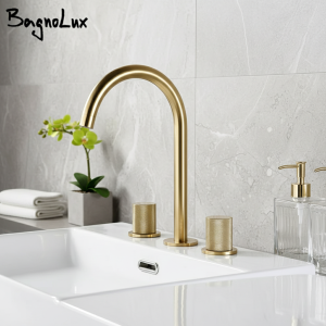 Robinet de lavabo en or brossé, robinet chaud et froid de salle de bains, conception moletée, mélangeur d’évier à Double poignée monté sur le bureau, bec rotatif à 360 ° Robinet de lavabo en or brossé, robinet chaud et froid de salle de bains, conception moletée, mélangeur d’évier à Double poignée monté sur le bureau, bec rotatif à 360 °