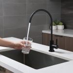 Système filtrant pour supporter ficateur d&rsquo;eau potable, sans plomb, sans danger pour les éviers de cuisine