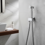 Fixation de toilette de salle de bains, robinet froid brillant, ensemble de pulvérisateur de Bidet en laiton chromé solide avec interrupteur de placard Shattaff