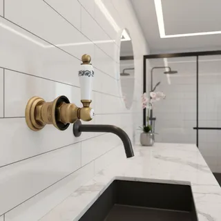 Robinet de commande mural en laiton antique